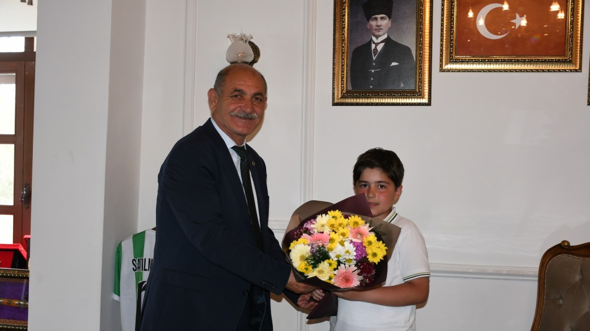 Kalecik'te 3. Sınıf Öğrencisi Rüzgar Yılmaz, Belediye Başkanlığı Makamında!